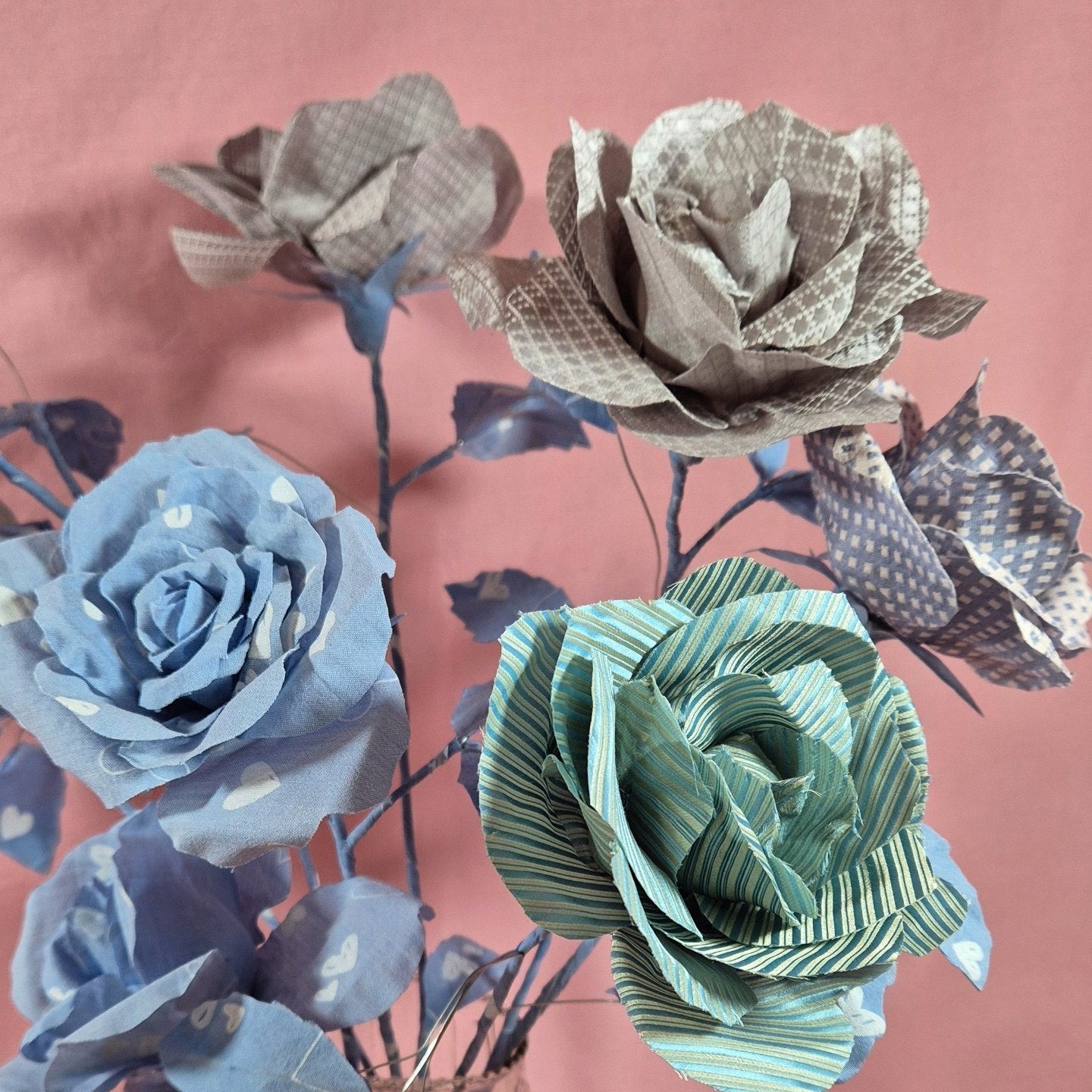 roses faites à partir de cravates pour un deuil