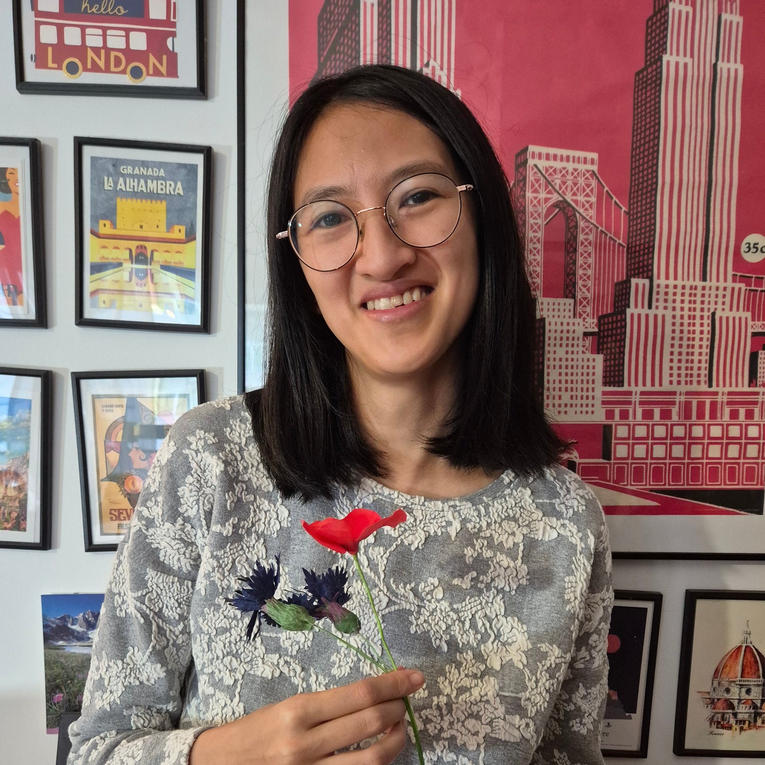 Sylvie est fleuriste eco responsable et transforme vos vêtements précieux en belles fleurs de souvenirs en tissu