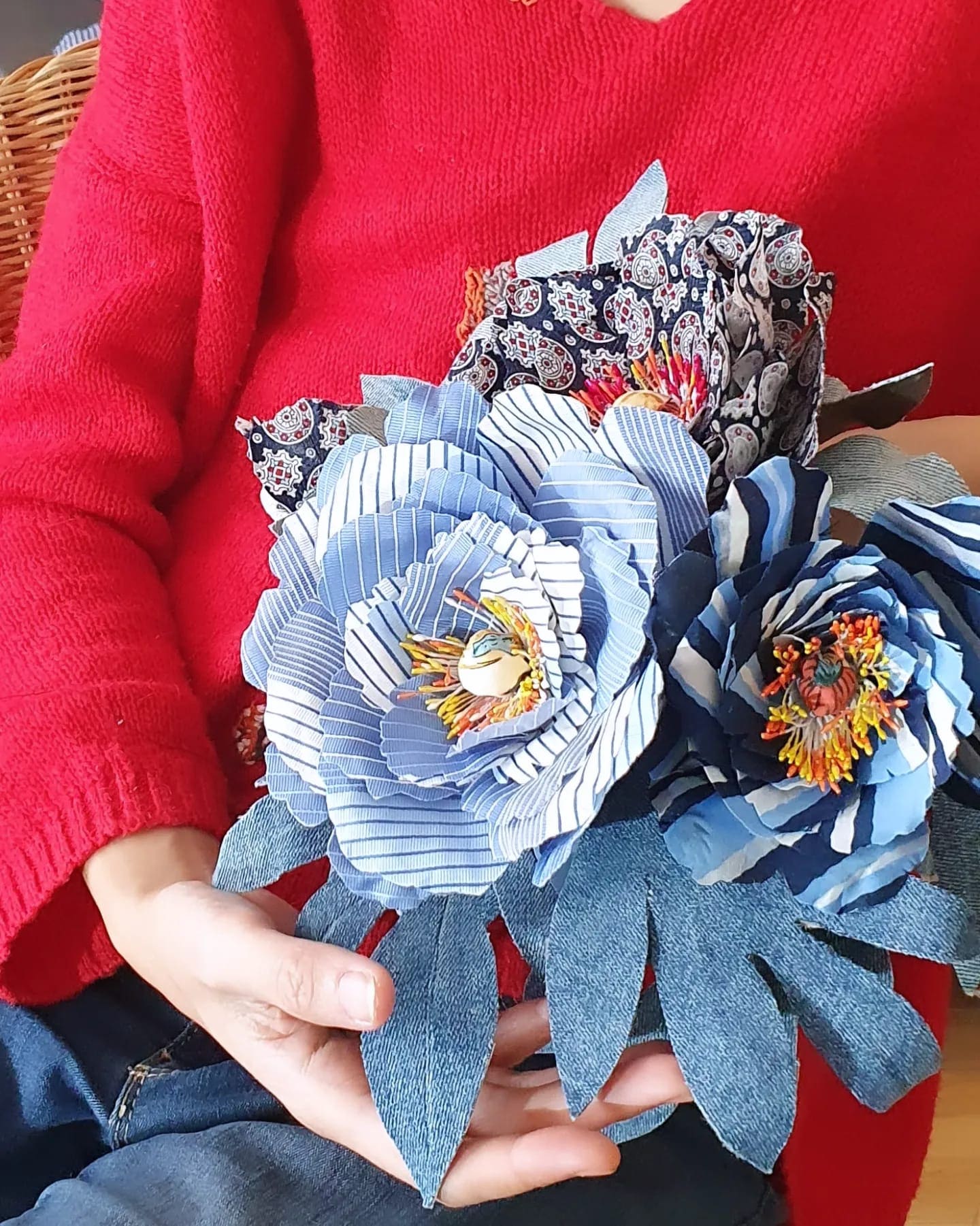 bouquet de pivoines faites en cravates et en jeans