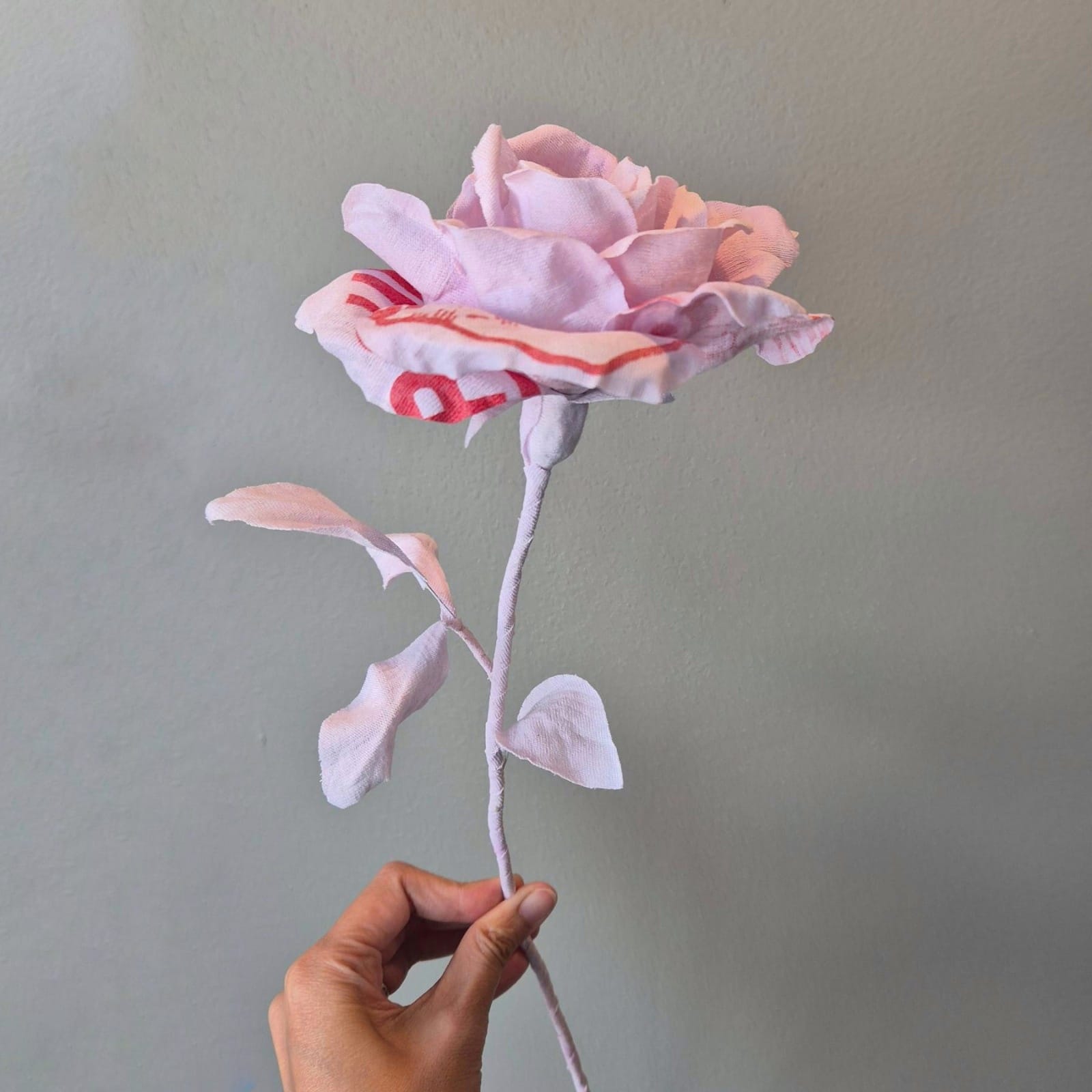 rose en t-shirt souvenir deuil