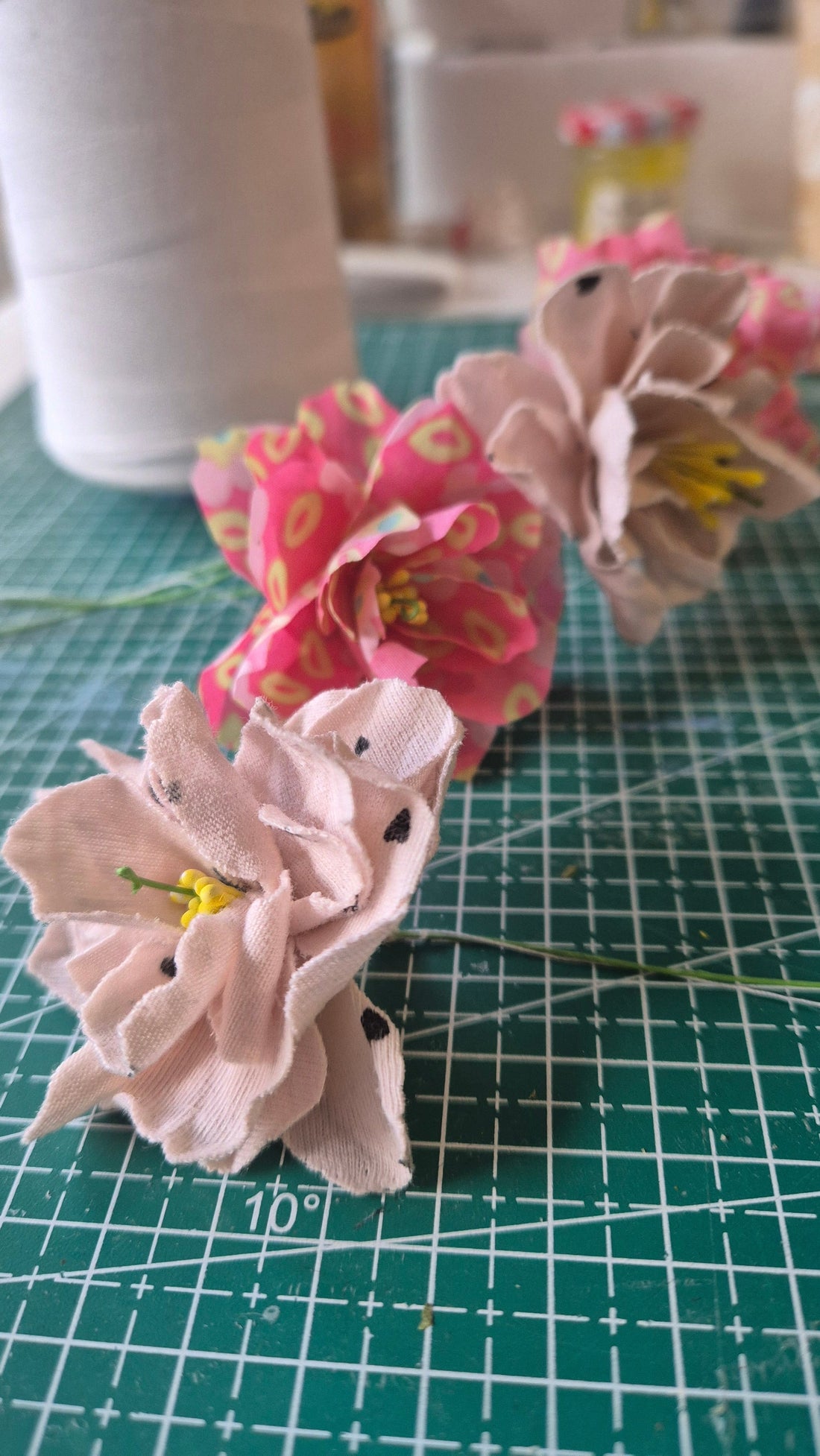 fleurs de cerisier en upcycling dans mon atelier