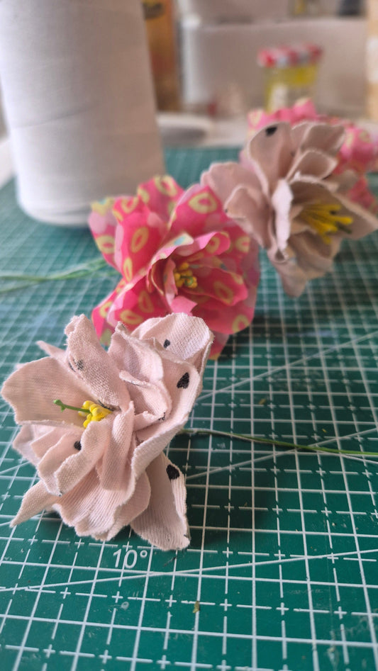 fleurs de cerisier en upcycling dans mon atelier