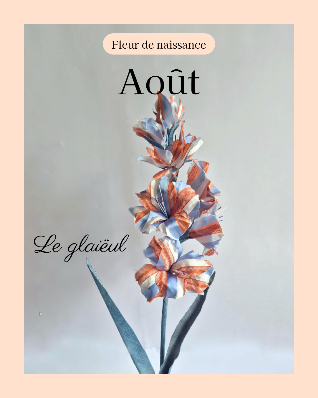 fleur de naissance du mois d'aout à partir de vêtement (foulard, cravate, etc) en tissus upcyclé pour en faire une fleur de glaieul