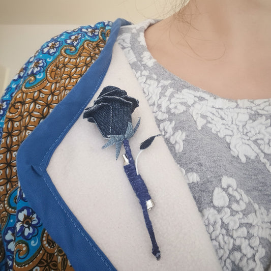 Broche rose sur marque-page