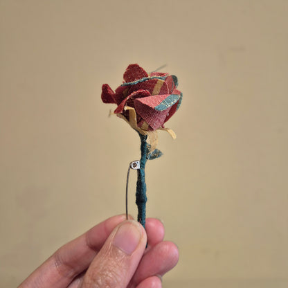 Broche rose sur marque-page