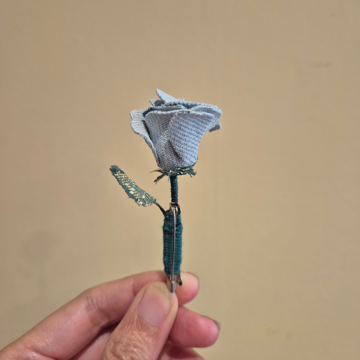 Broche rose sur marque-page