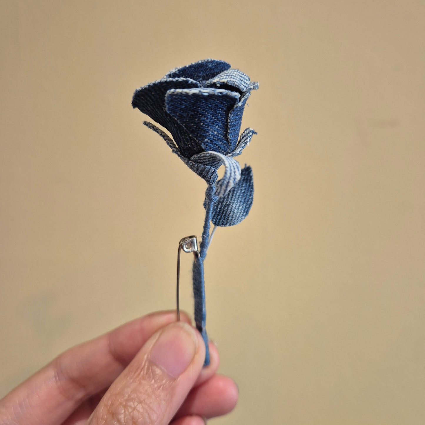 Broche rose sur marque-page