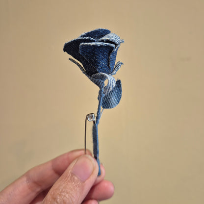 Broche rose sur marque-page
