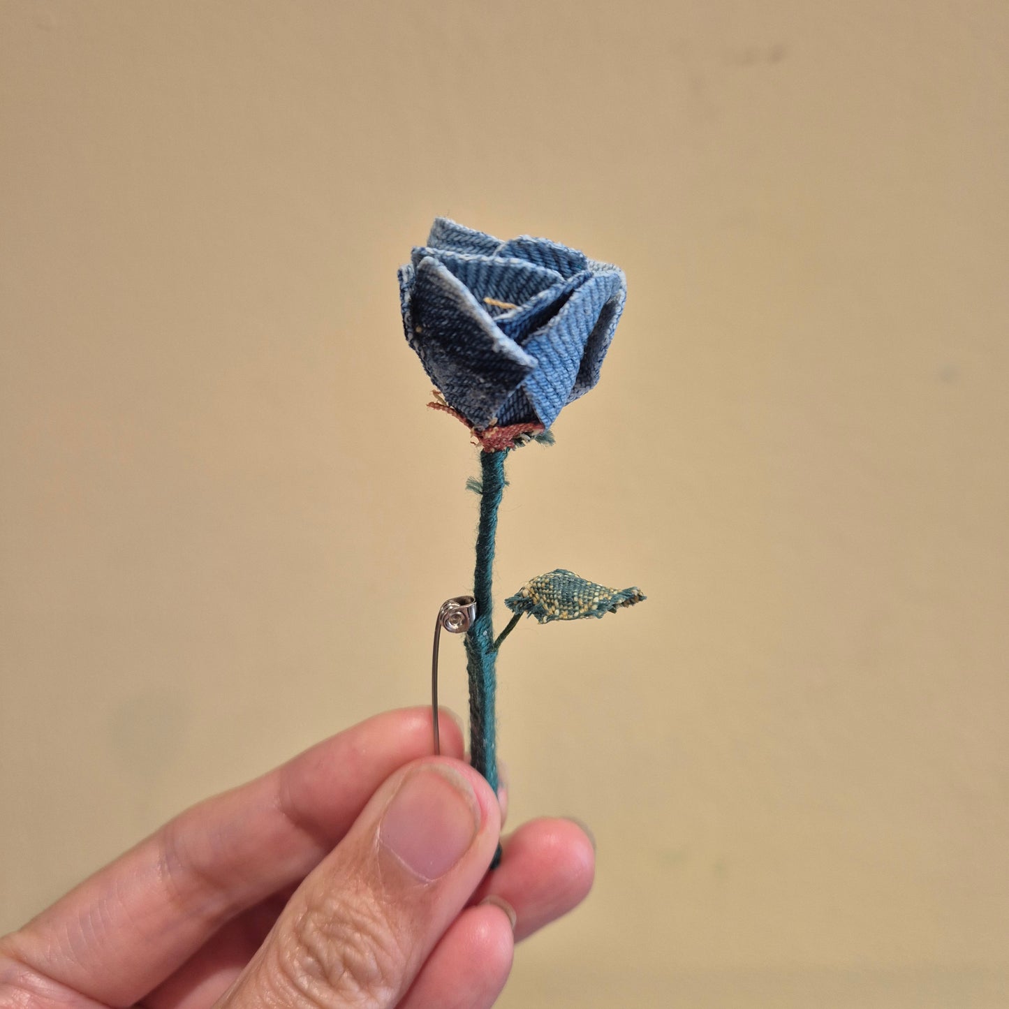 Broche rose sur marque-page