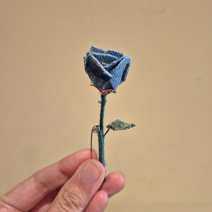 Broche rose sur marque-page