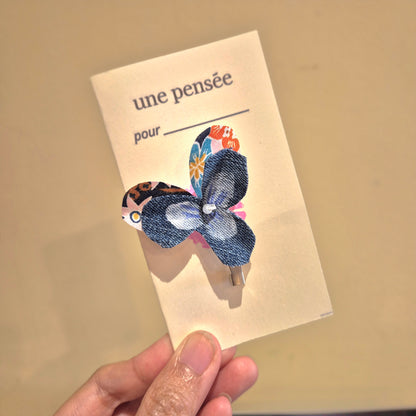 Broche "Pensée pour" sur petite carte de voeux