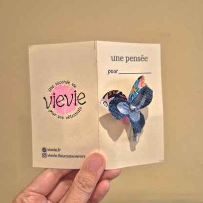 Broche "Pensée pour" sur petite carte de voeux