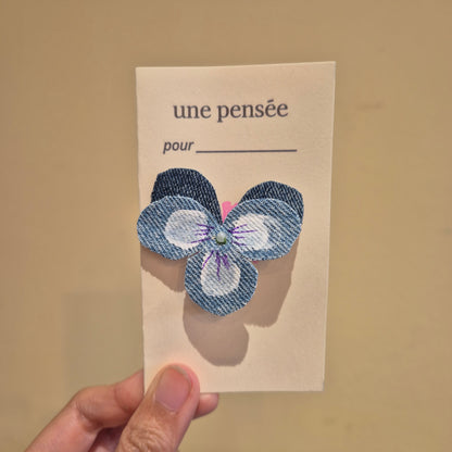 Broche "Pensée pour" sur petite carte de voeux