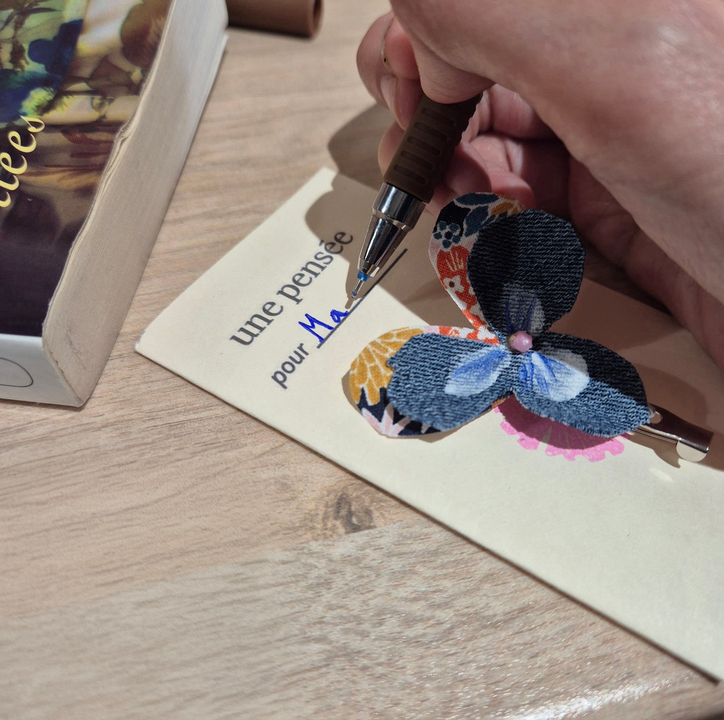 Broche "Pensée pour" sur petite carte de voeux