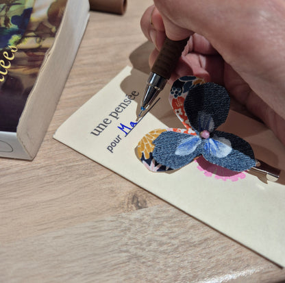 Broche "Pensée pour" sur petite carte de voeux