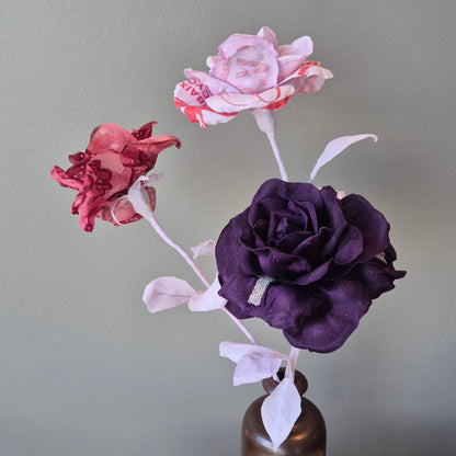 bouquet de roses avec des vetements de famille deuil