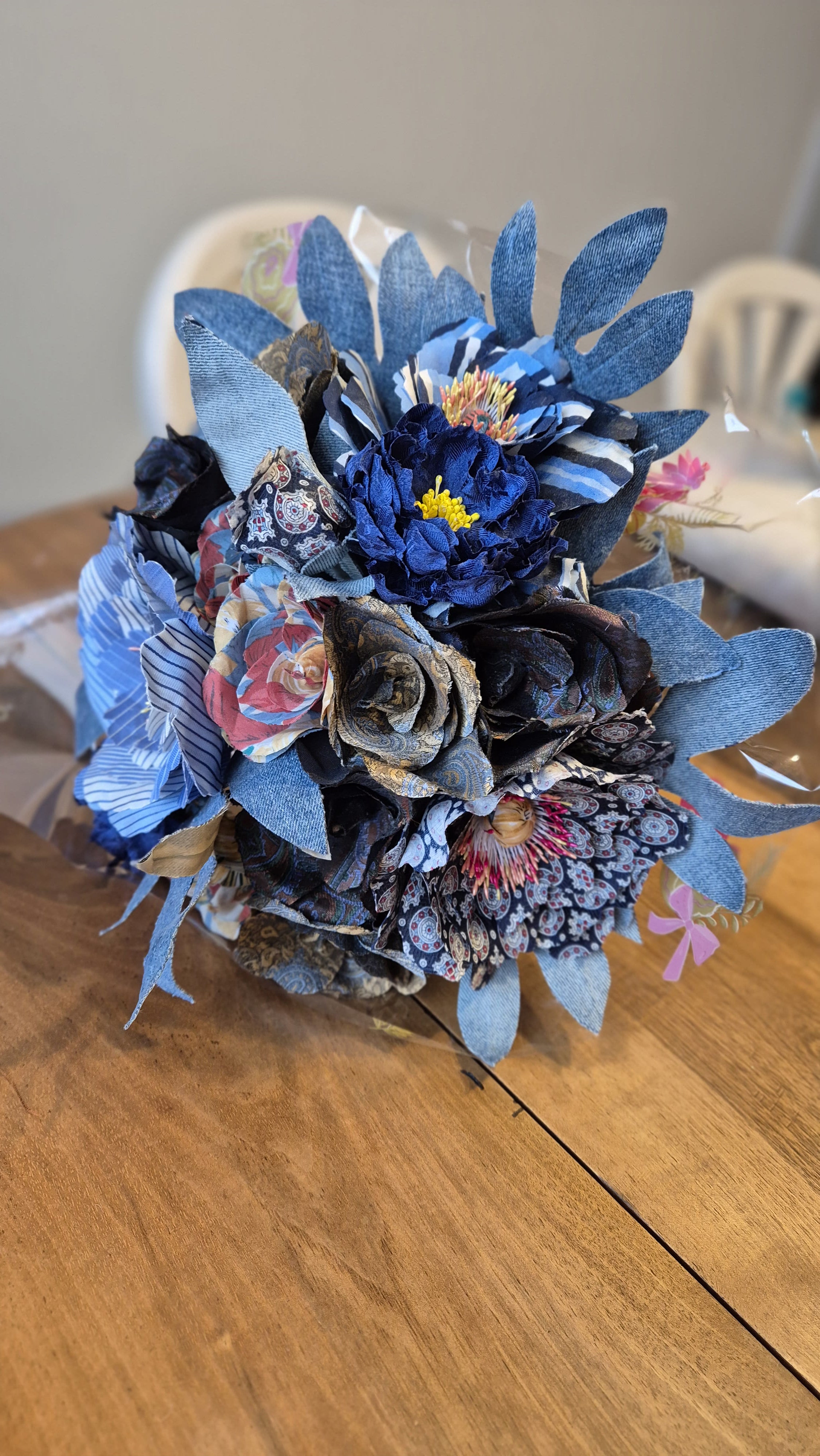 bouquet en cravates et en jean posé sur une table en bois