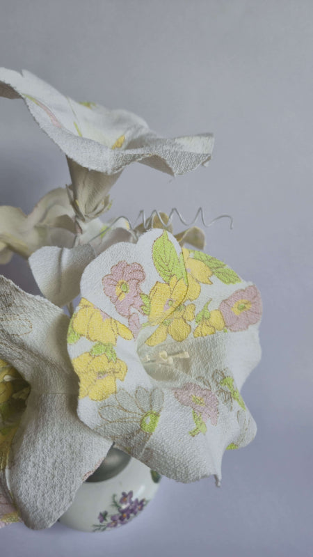 zoom sur le bouquet d'ipomée faite en serviette de table de la grand-mère