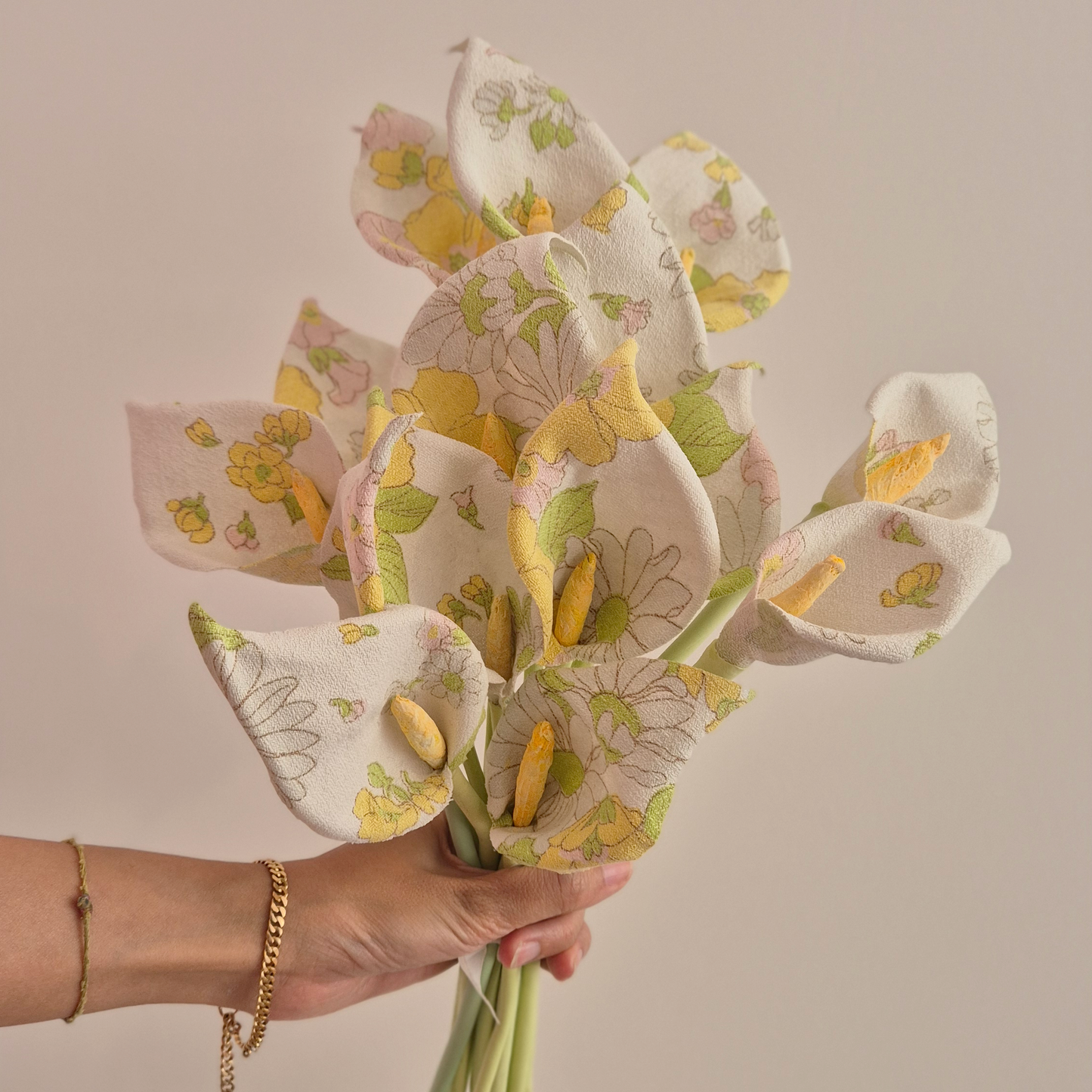 Bouquet d'arums / callas à partir de vos vêtements