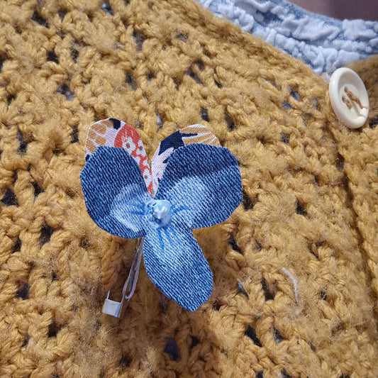 Broche "Pensée pour" sur petite carte de voeux