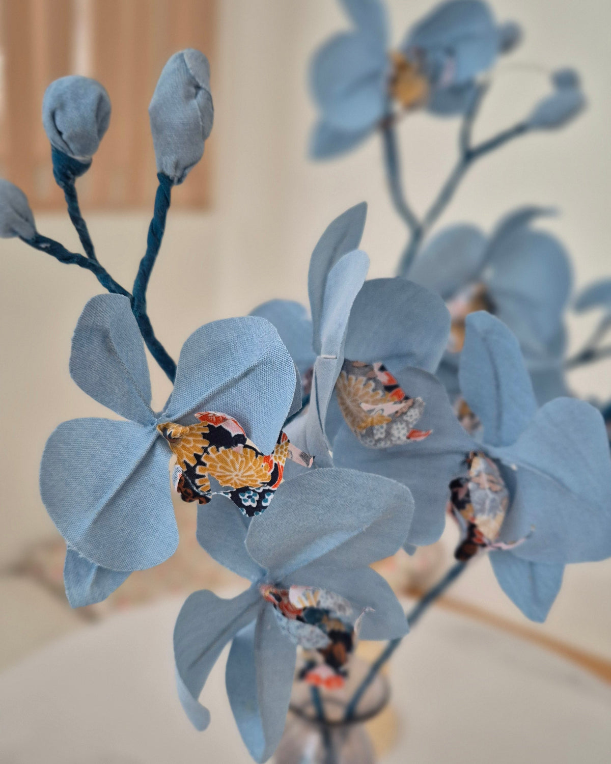 Orchidée artisanale d'exception faite dans le tissu d'une robe de famille, création personnalisée chargée d'émotions