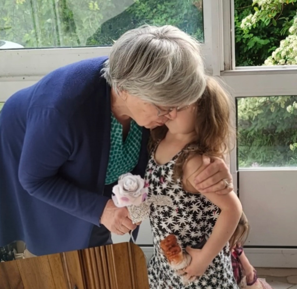 Transmission intergénérationnelle et souvenir d'un proche à travers une rose éternelle en vêtement de famille.