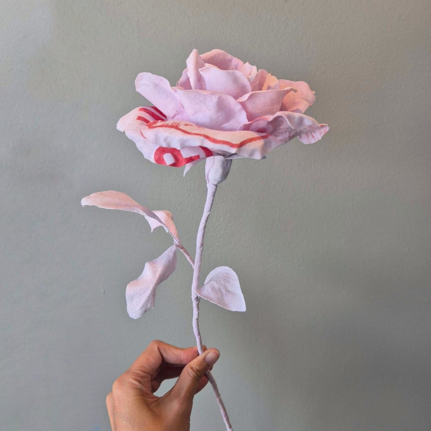 rose en t-shirt souvenir deuil