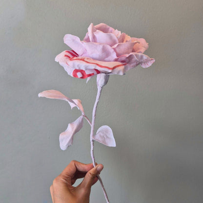 rose en t-shirt souvenir deuil